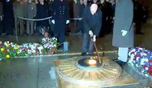 M. Alain Juppé ravive la flamme du souvenir sous l’Arc de Triomphe
