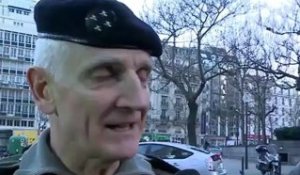 Alain Juppé visite les militaires en mission Vigipirate à la gare Montparnasse