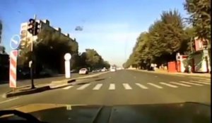 Un bon samaritain prend en chasse une voiture qui a causé un violent accident de la route.