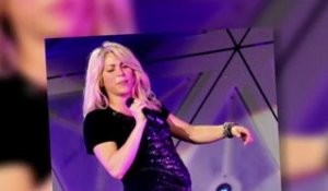 Shakira montre son ventre de femme enceinte sur scène
