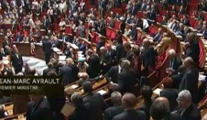 Ayrault accuse, la droite s'offusque