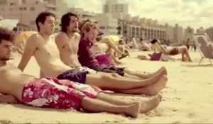 Coolest guy in the world on the beach: watch his moves