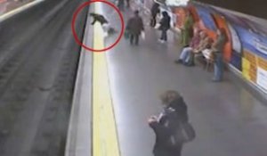 Sauvetage d'une femme tombée sur les rails du métro
