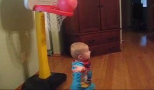 Trickshot Basket d'un bébé de 2 ans