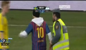Un fan entre sur la pelouse et fait un bisou à Messi