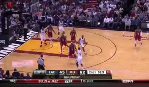NBA : LeBron James passe le ballon à un spectateur