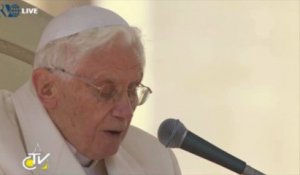 Benoît XVI : "Je continue à accompagner le chemin de l'Eglise"