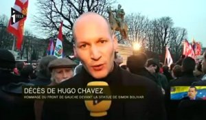 Hommage à Hugo Chavez devant la statue Simon Bolivar