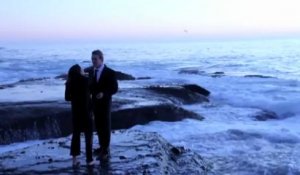 Demande en mariage et la vague géante