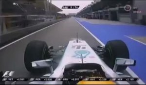 Lewis Hamilton dans le garage de son ancienne écurie