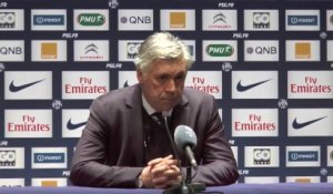 Carlo Ancelotti félicite ses joueurs après le match face à Montpellier
