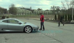 Pisser sur une Ferrari mal garé
