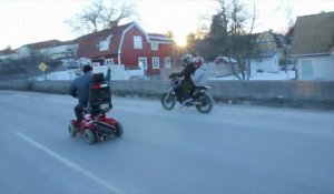 Un vieux fait n'importe quoi avec son scooter surboosté