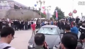 Pour protester contre le SAV, il détruit sa Maserati