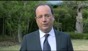 Hollande salue Mauroy "qui a servi la France à des moments exceptionnels"