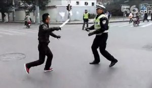 Chine :  Il essaye de poignarder un policier