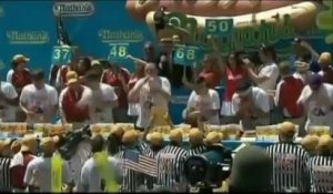 Un Américain bat le record du monde de hot-dogs avalés en dix minutes