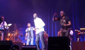 Omar Sy invité surprise met le feu sur scène pendant le concert d'Earth Wind & Fire
