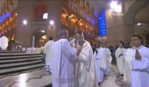 Le pape exhorte les jeunes à se défier des "idoles...