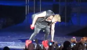 Justin Bieber met le téléphone d'une fan dans son caleçon pendant un concert