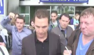 Matthew McConaughey arrive à l'aéroport International de Nice