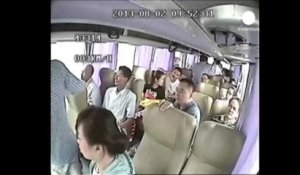 Accident de bus spectaculaire sur une autoroute en Chine