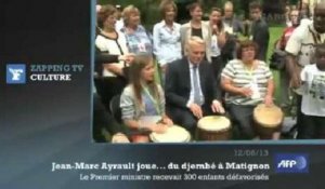 Zapping TV : Ayrault joue du djembé dans les jardins de Matignon