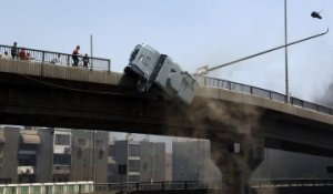 Egypte : Blindé de police chute d'un pont en reculant