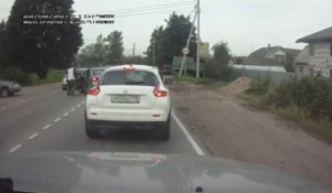Gros road rage : femme qui téléphone au volant et provoque un accident!