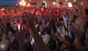 Tunisie: une chaîne humaine pour presser le...