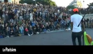 Le chanteur Patrice interprète "Cry, Cry, Cry" à l'aube, au Sacré-Coeur à Paris
