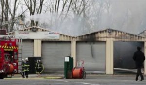 Un entrepôt ravagé par les flammes à Sin-le-Noble