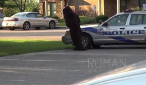 Uriner sur une voiture de police pour faire une blague...