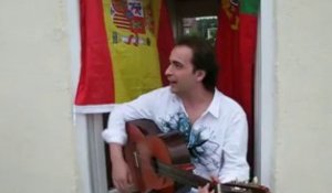 Le président de l'association Iberica chante une sevillanne