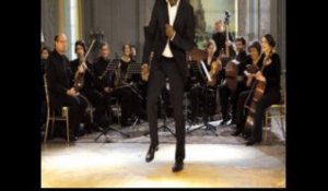Omar Sy chante avec Earth Wind and Fire
