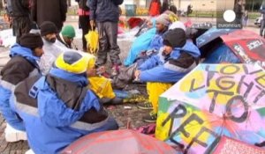 Des demandeurs d'asile en grève de la faim devant la...