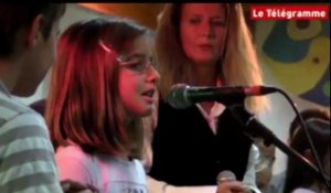 Dominique Dimey chante pour les Droits de l'enfant à Auray