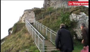 La Roche-Maurice : visite guidée des ruines du château