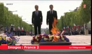 Cérémonie du 8-mai. Sarkozy et Hollande côte à côte