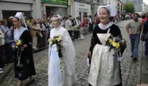 Quimper. La reine de Cornouaille défile avant de laisser sa couronne