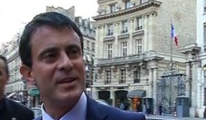 Droit d'asile: Valls soigne sa com'