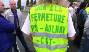 L'usine PSA d'Aulnay ferme, des salariés restent mobilisés