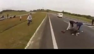 Un motard rate son virage et fini couché sur l'autre voie de l'autoroute. Dangereux.