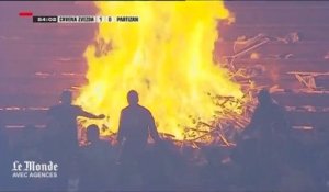 Des supporters serbes mettent le feu au stade