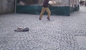 Artiste de rue incroyable en foot freestyle