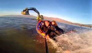 Wakeboard et bouée tractés par une pelleteuse