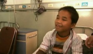 Un petit Chinois atteint de la maladie des os de verre : "J'ai follement envie de marcher"