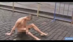 Piotr Pavlenski cloue ses testicules aux pavés de la place Rouge