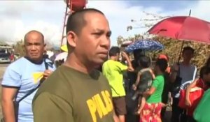 Philippines : des rescapés du typhon se pressent sur l'aéroport de Tacloban