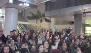 Des centaines de fans attendent One Direction à l'aéroport de Los Angeles